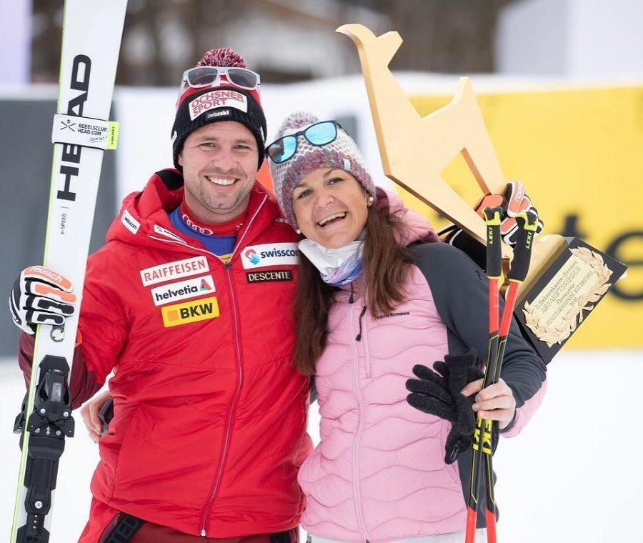 Dvojnásobný šampion z Kitzbühelu Beat Feuz s dloholetou partnerkou a někdejší vynikající rakouskou lyžažkou Katrin Triendlovou