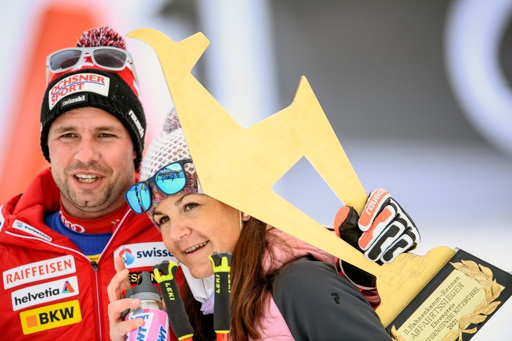 Beat Feuz s trofejí za triumf v Kitzbühelu a svojí láskou Katrin