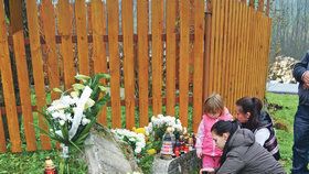 Přátelé k místu tragédie stále přinášejí svíčky a květiny