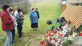 I učitelé dívek přinesli na místo tragédie květiny
