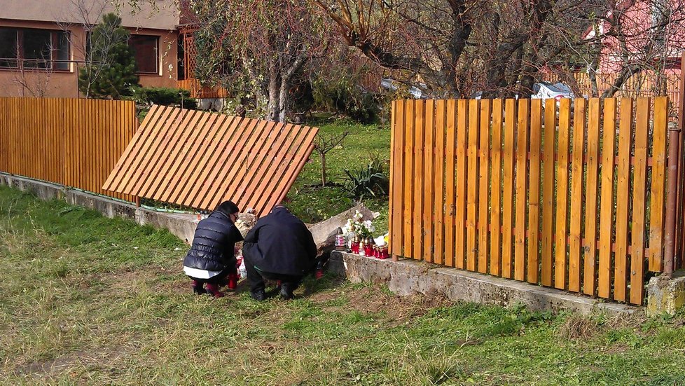 Na místo, kde vůz zabil čtyři dívky, lidé dnes nosí květiny