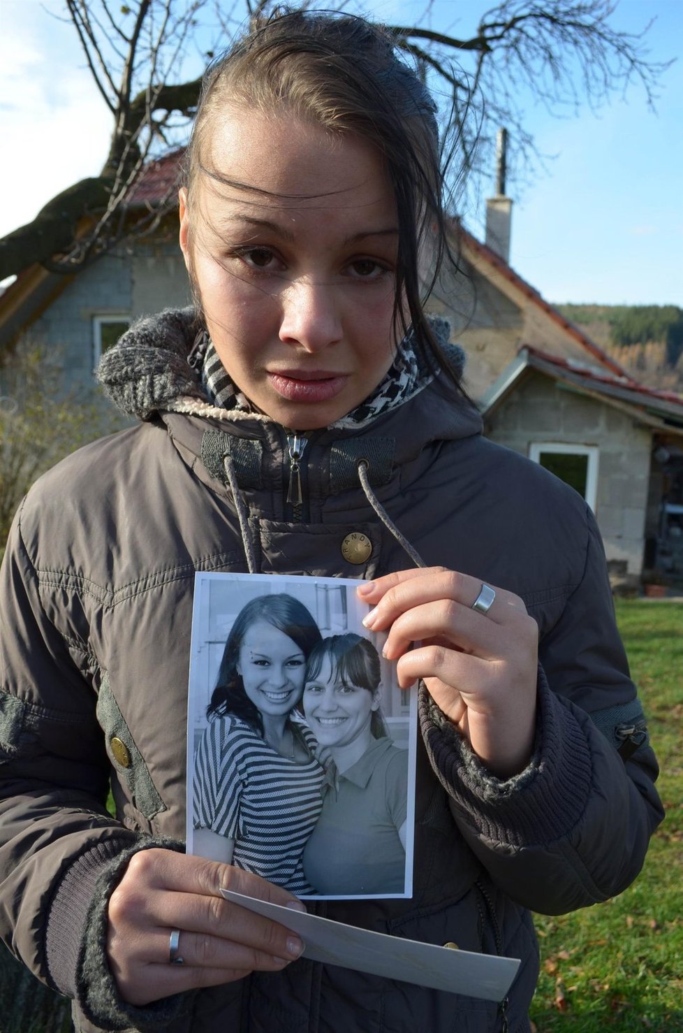 Dvojče Lenička (18) ukazuje fotku s mrtvou sestřičkou Beatou (†18).