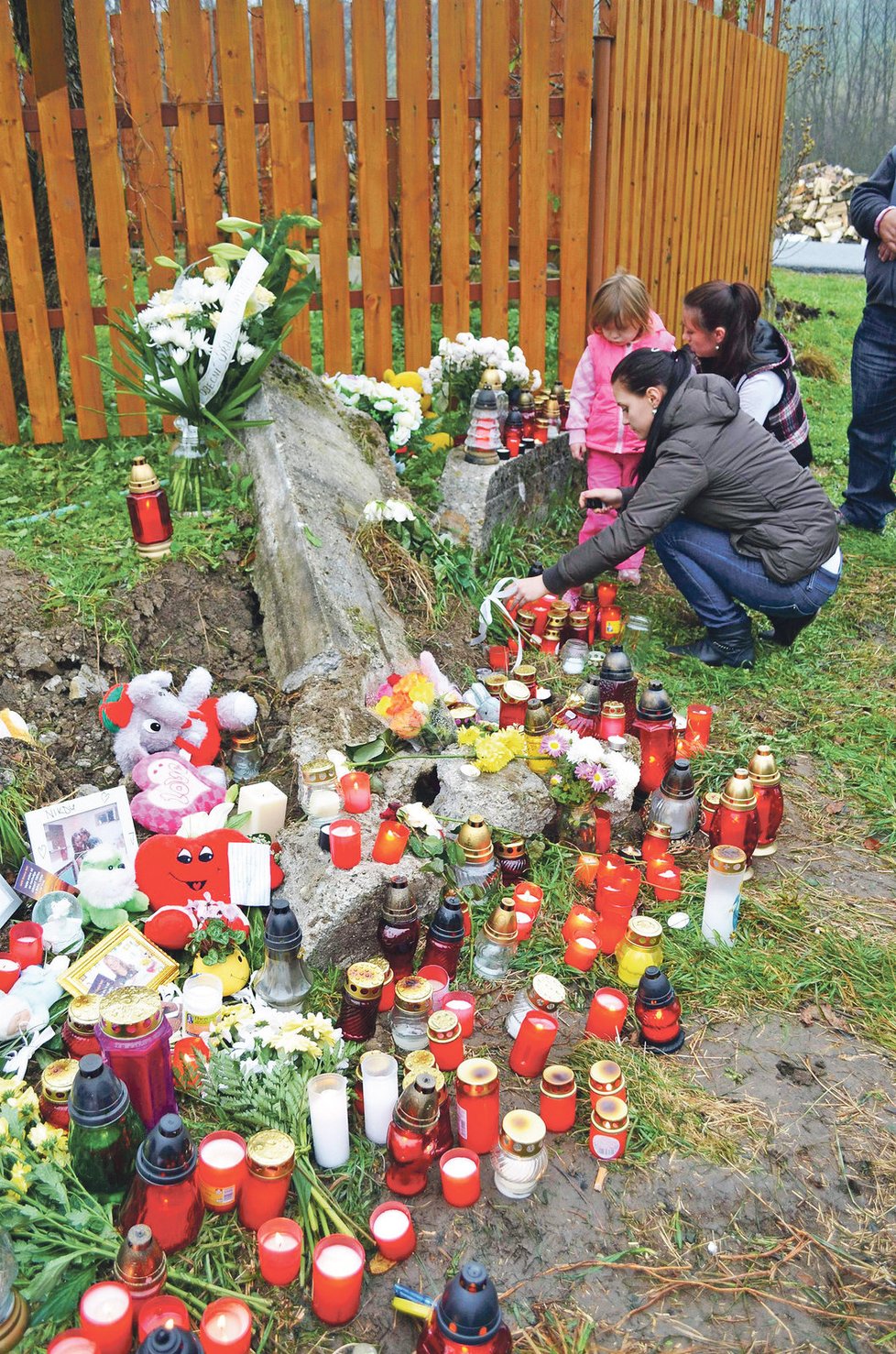 Přátelé k místu tragédie stále přinášejí svíčky a květiny.