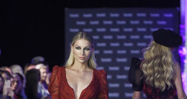 Karolína Mališová se blýskla ještě v rudém modelu s výstřihem.