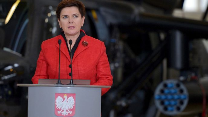 Polská premiérka Beata Szydlová v letecké továrně v Mielci