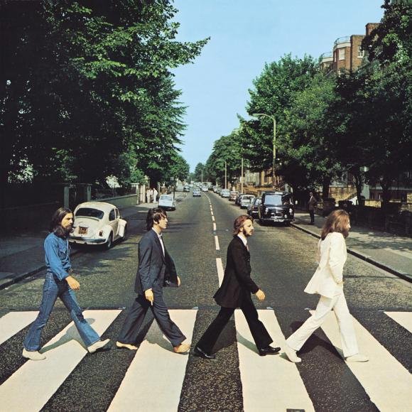 Slavná fotografie Beatles z Abbey Road vznikla 8. srpna 1969.