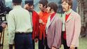 Unikátní fotografie kapely The Beatles z natáčení videoklipu Strawberry Fields Forever v roce 1967.