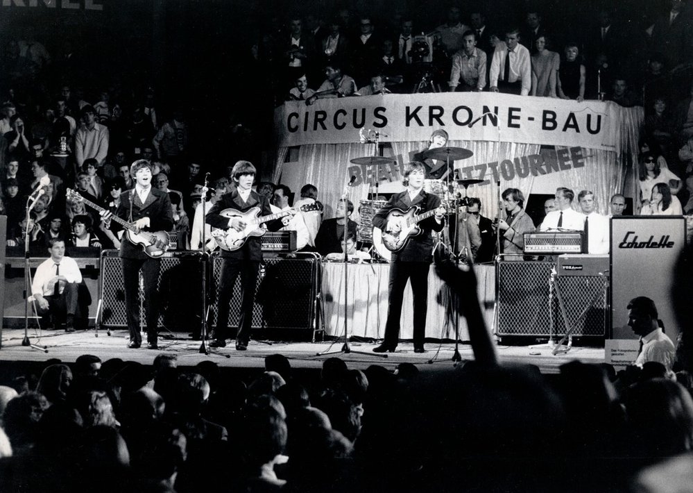 Beatles hráli v Hamburku zrovna, když tam Lewis Collins hrál také, ale s jinou kapelou. Málem se stal jejich členem. Nakonec ale vše dopadlo úplně jinak.