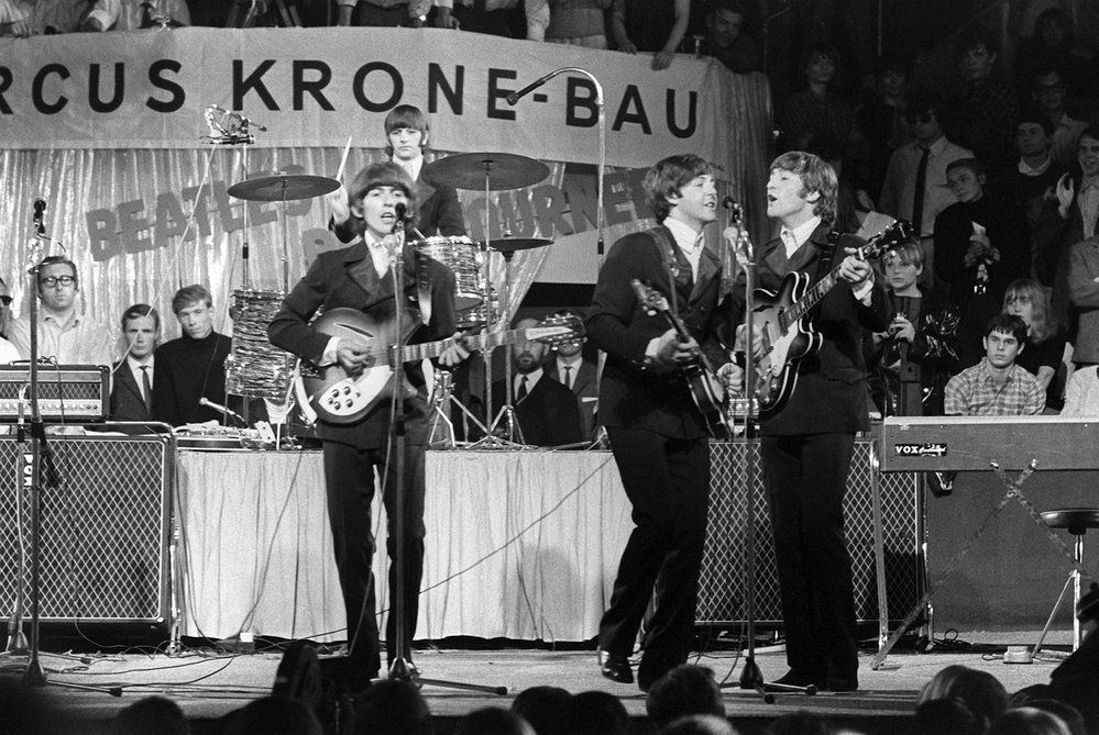 Beatles hráli v Hamburku zrovna, když tam Lewis Collins hrál také, ale s jinou kapelou. Málem se stal jejich členem. Nakonec ale vše dopadlo úplně jinak.