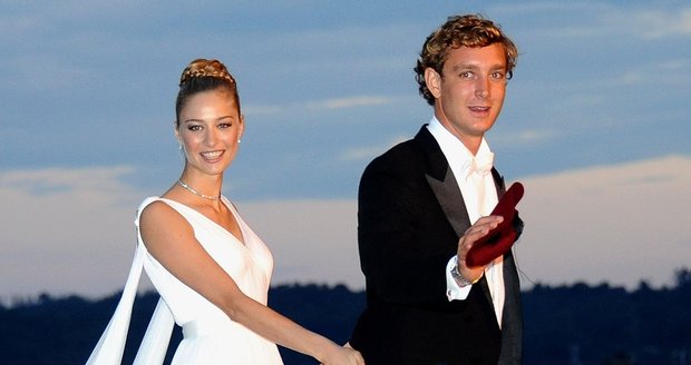 Šťastní novomanželé Pierre Casiraghi (27) a Beatrice Borromejskou (29)