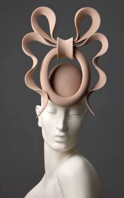 Vskutku originální klobouk pochází z dílny návrháře Philipa Treacy