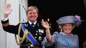 Budoucí král Willem Alexander a odstupující královna Beatrix
