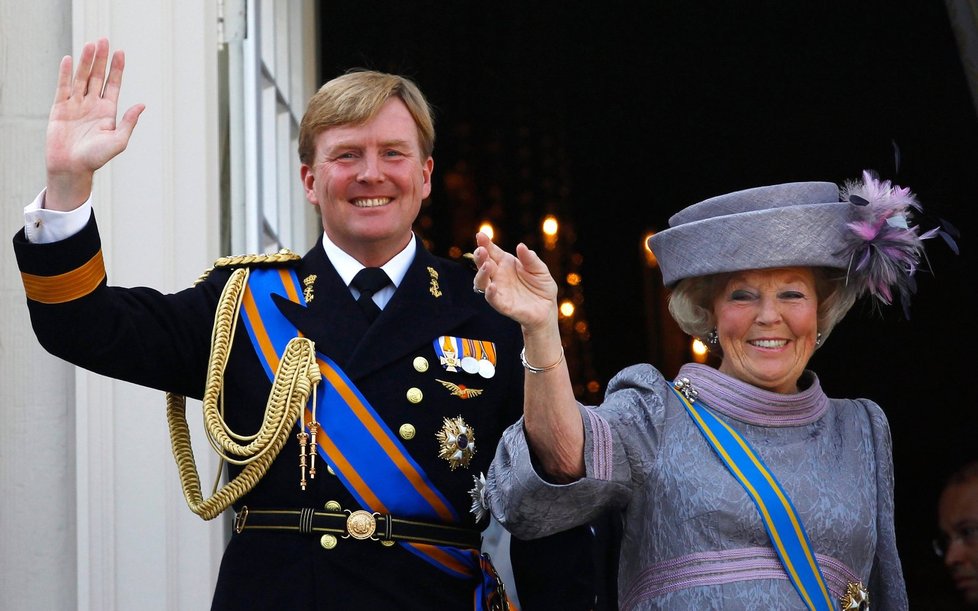 Budoucí král Willem Alexander a odstupující královna Beatrix