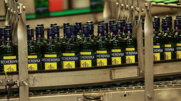 Polský prodejce nápojů Maspex kupuje karlovarskou Becherovku