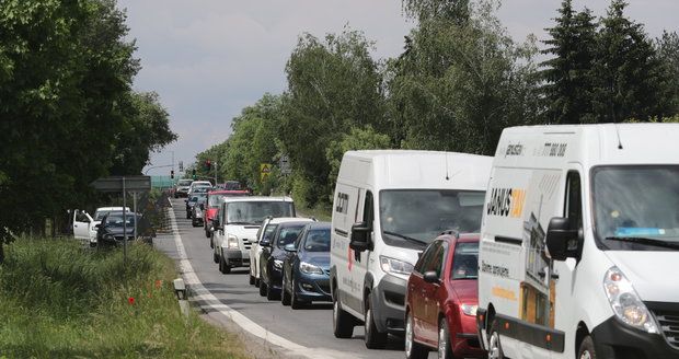 Komunikace Ke Kříži a K Dálnici budou od března do května neprůjezdné pro většinu vozů z důvodu prací na vodovodním řádu. Zaveden bude kyvadlový provoz. (ilustrační foto)