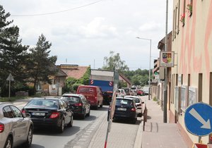 Zemědělec v Běchovicích porazil sloup vysokého napětí, východ Prahy se potýká s častými výpadky elektřiny.