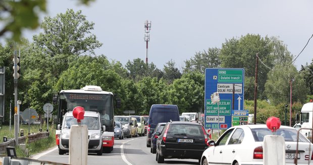 V Běchovicích se kvůli opravám Českobrodské ulice tvoří dlouhé kolony.