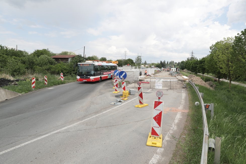 V Běchovicích se kvůli opravám Českobrodské ulice tvoří dlouhé kolony.