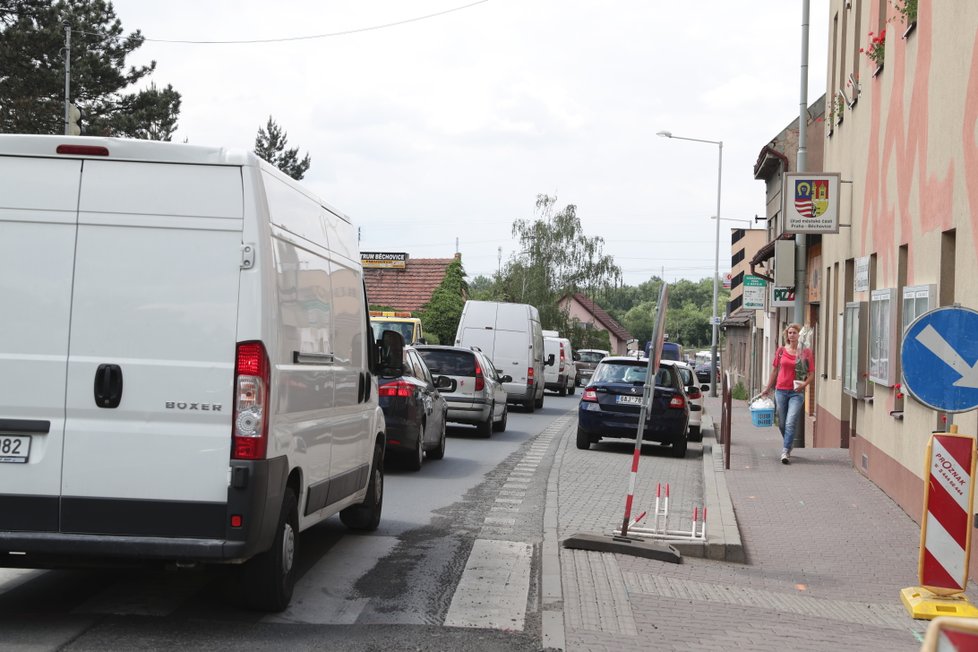 V Běchovicích se kvůli opravám Českobrodské ulice tvoří dlouhé kolony.