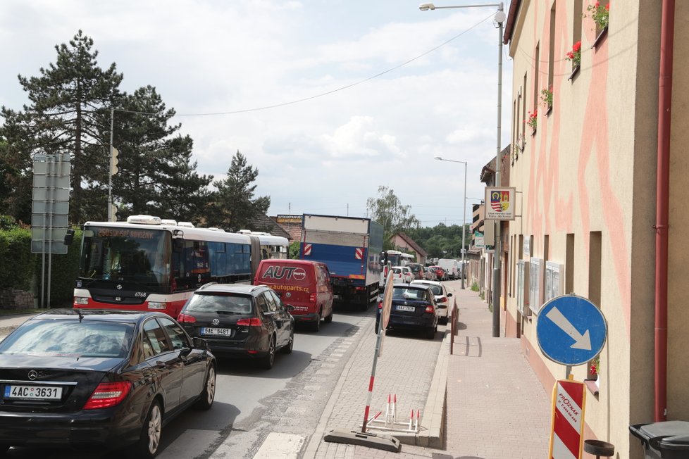 Zemědělec v Běchovicích porazil sloup vysokého napětí, východ Prahy se potýká s častými výpadky elektřiny.