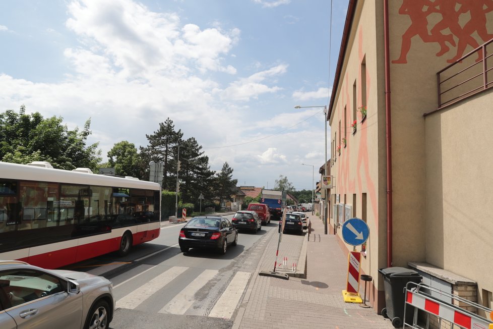 Zemědělec v Běchovicích porazil sloup vysokého napětí, východ Prahy se potýká s častými výpadky elektřiny.