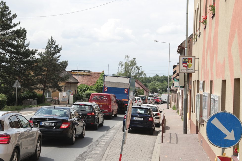 V Běchovicích se kvůli opravám Českobrodské ulice tvoří dlouhé kolony.