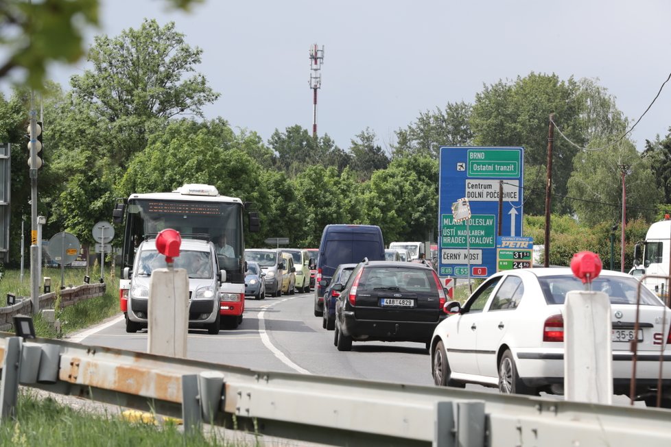 V Běchovicích se kvůli opravám Českobrodské ulice tvoří dlouhé kolony.