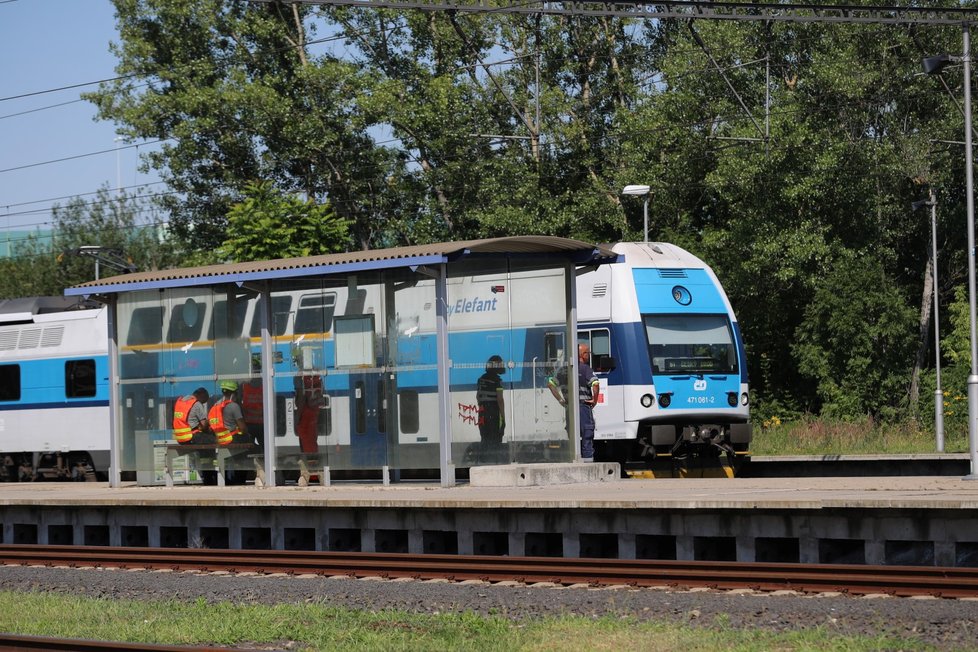 Vlak v Běchovicích srazil muže, 23. července 2020.