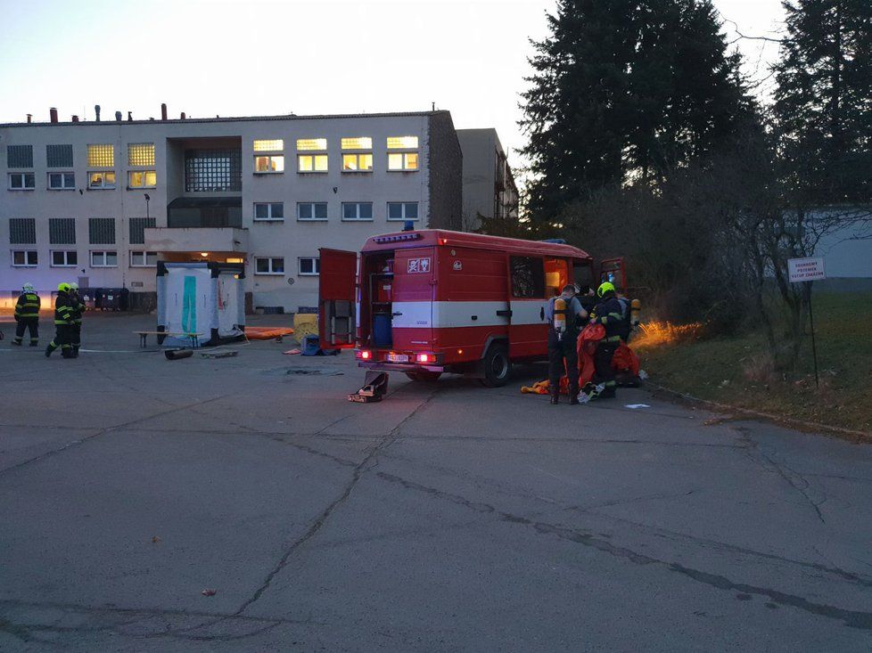 V běchovické laboratoři došlo k úniku chemikálie, zasahují tu složky IZS.