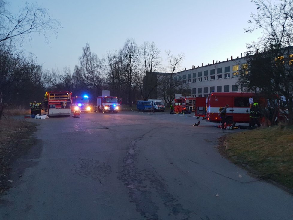 V běchovické laboratoři došlo k úniku chemikálie, zasahují tu složky IZS.