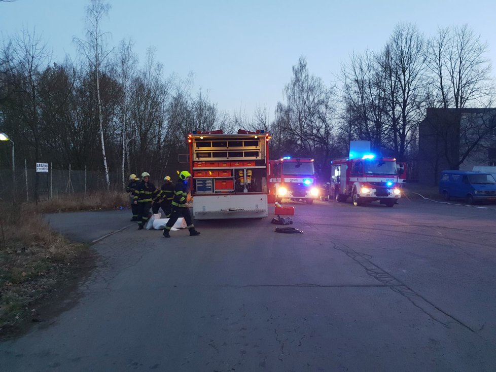 V běchovické laboratoři došlo k úniku chemikálie, zasahují tu složky IZS.