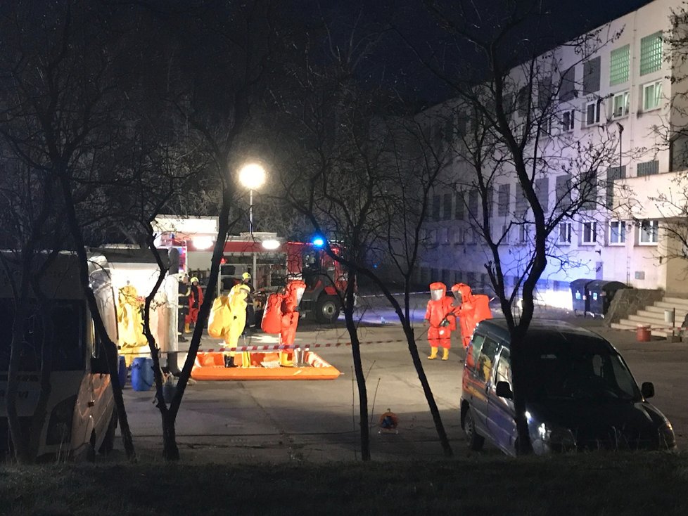 V běchovické laboratoři došlo k úniku kyanidu, zasahují tu složky IZS.