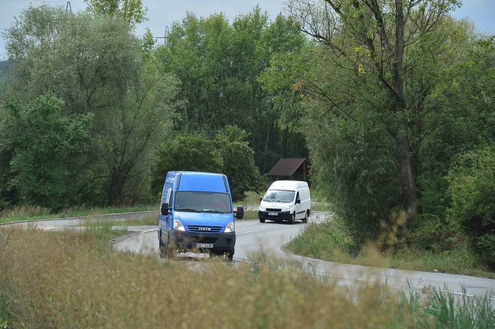 V Běchovicích mají podél silnic vysokou trávu. O víkendu tu přejeli srnku.