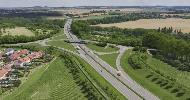 Vizualizace části obchvatu pražských městských částí Běchovice a Újezd nad Lesy a středočeských Úval, který začalo stavět Ředitelství silnic a dálnic (ŘSD). Vizualizace části obchvatu pražských městských částí Běchovice a Újezd nad Lesy a středočeských Úval, který začalo stavět Ředitelství silnic a dálnic (ŘSD).