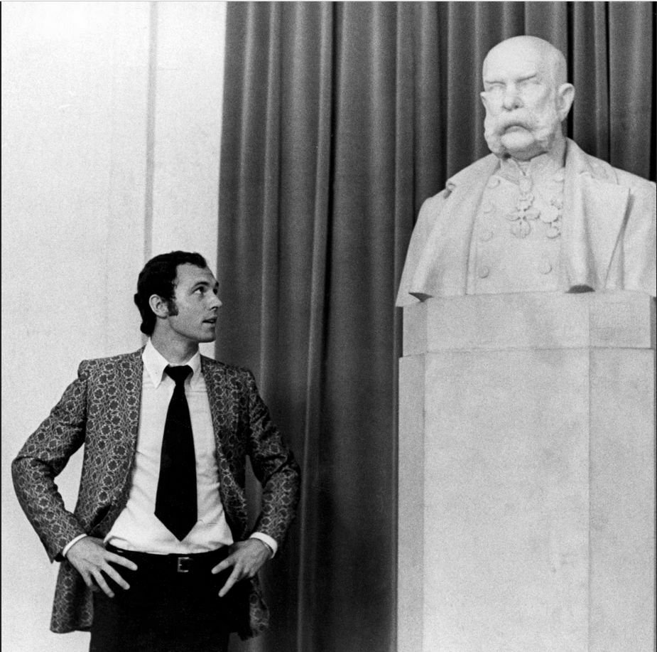 Rok 1971 - Dva císaři v Hofburgu. Díky tomuto snímku s bustou Františka Josefa I. se z Franze stal »Kaiser.“