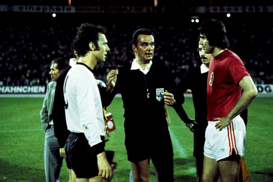 20. června 1976 - Ve finále ME 1976 v Bělehradě Franz Beckenbauer (vlevo) bojoval s Antonínem Panenkou. Šťastnější byl nakonec po penaltovém rozstřelu český reprezentant.