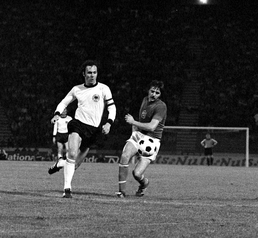 20. června 1976 - Ve finále ME 1976 v Bělehradě Franz Beckenbauer (vlevo) bojoval s Antonínem Panenkou. Šťastnější byl nakonec po penaltovém rozstřelu český reprezentant.