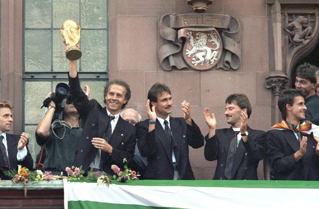 Franz Beckenbauer s trofejí mistrů světa