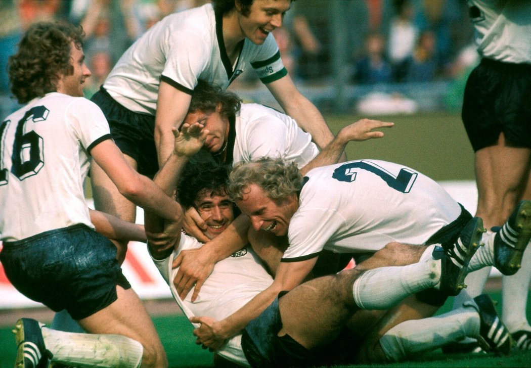 Franz Beckenbauer a jeho spoluhráči se radují z vítězství na MS 1974