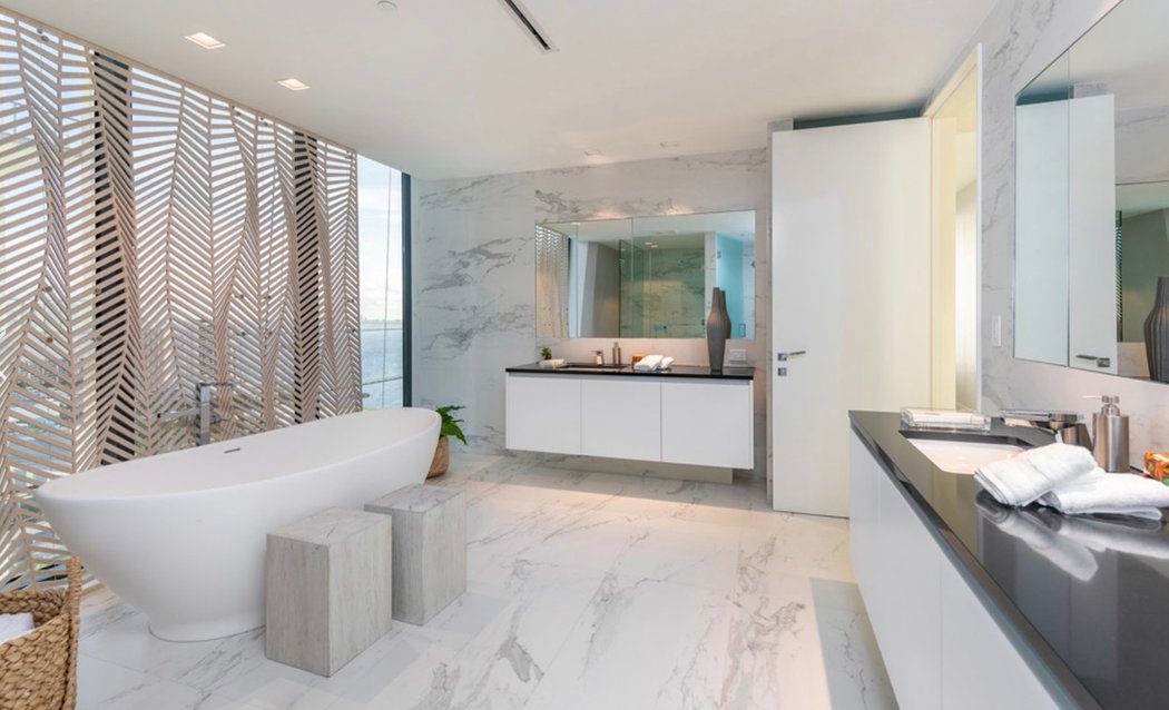 Nádherná prostorná koupelna s několika ohromnými zrcadly nesmí u Beckhamových chybět