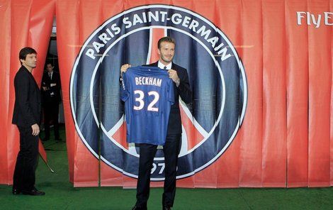 Beckham pózuje s dresem PSG.
