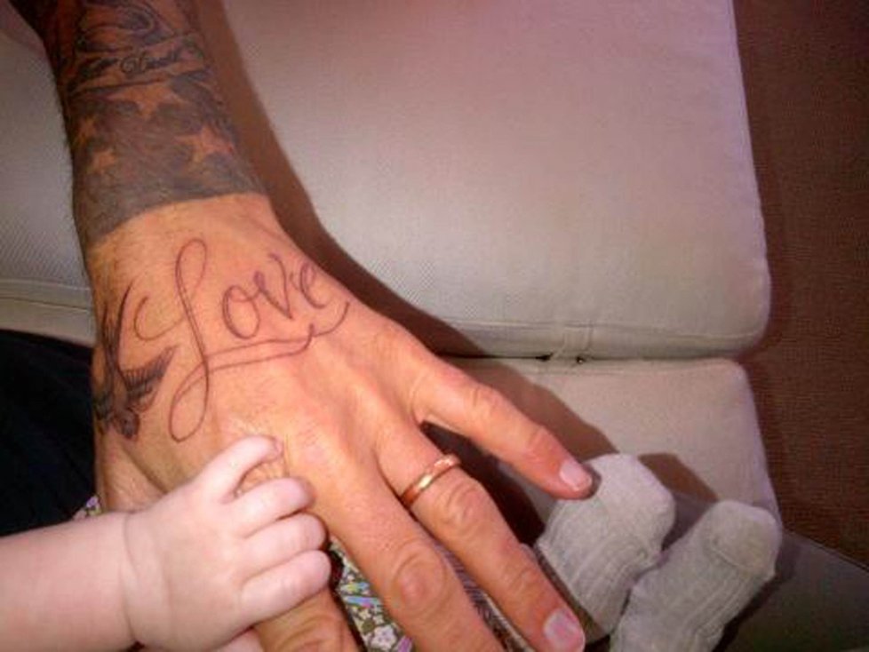 Victoria Beckham byla z této fotky nadšená: Harper se dotýká tatínkovy ruky s novým tetování