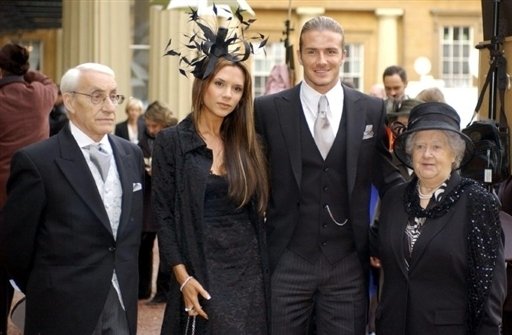 David Beckham, jeho manželka Victoria a jeho dědeček s babičkou Joseph a Peggy West
