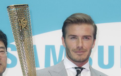 Zapálí Beckham olympijský oheň, nebo si nazuje kopačky?