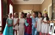 Mezi malými princeznami klečí opravdová princezna Eugenie. Princezna Harper Beckham (modré šaty, třetí zprava) Princezna Eugenie z Yorku (třetí zleva)