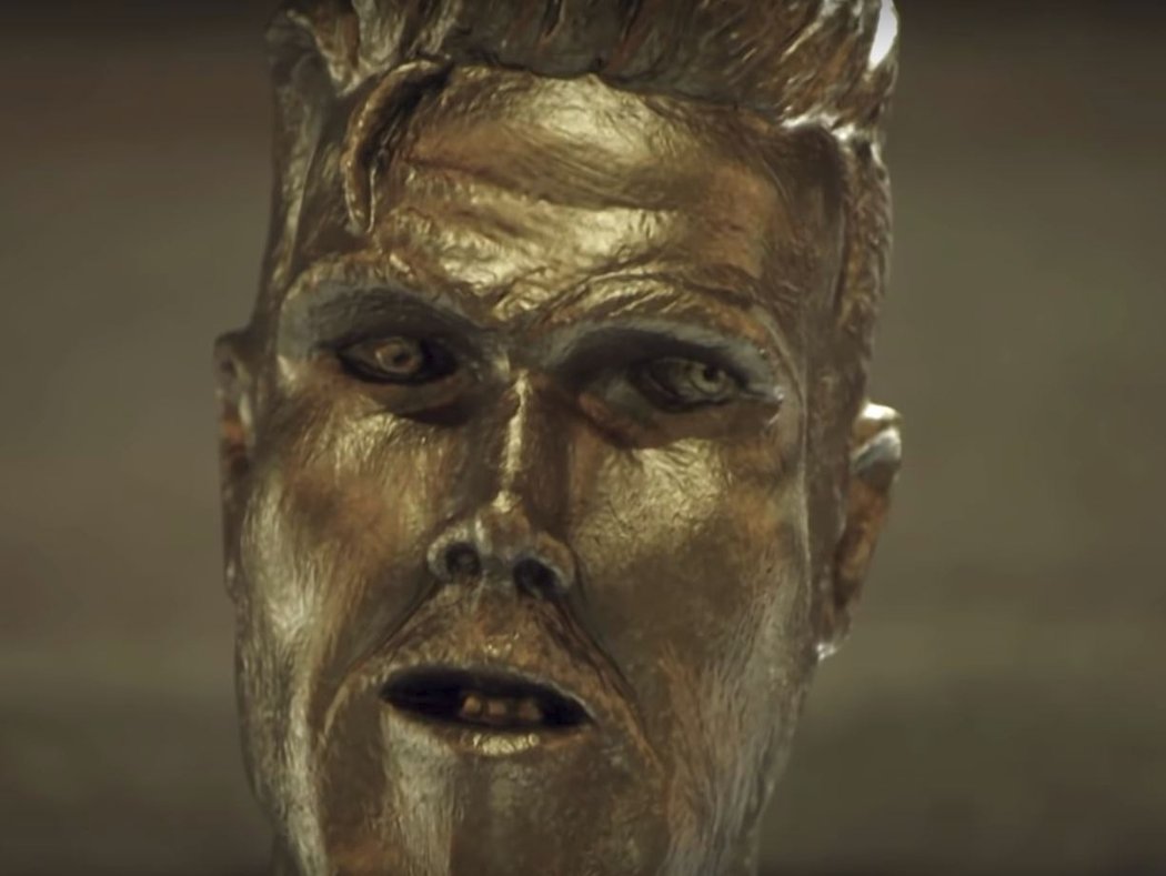 Falešná socha Davida Beckhama slavného fotbalistu moc nepřipomínala