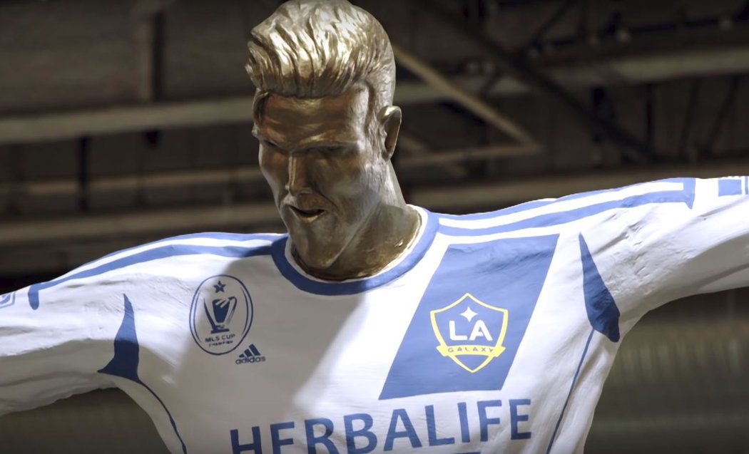 Falešná socha Davida Beckhama