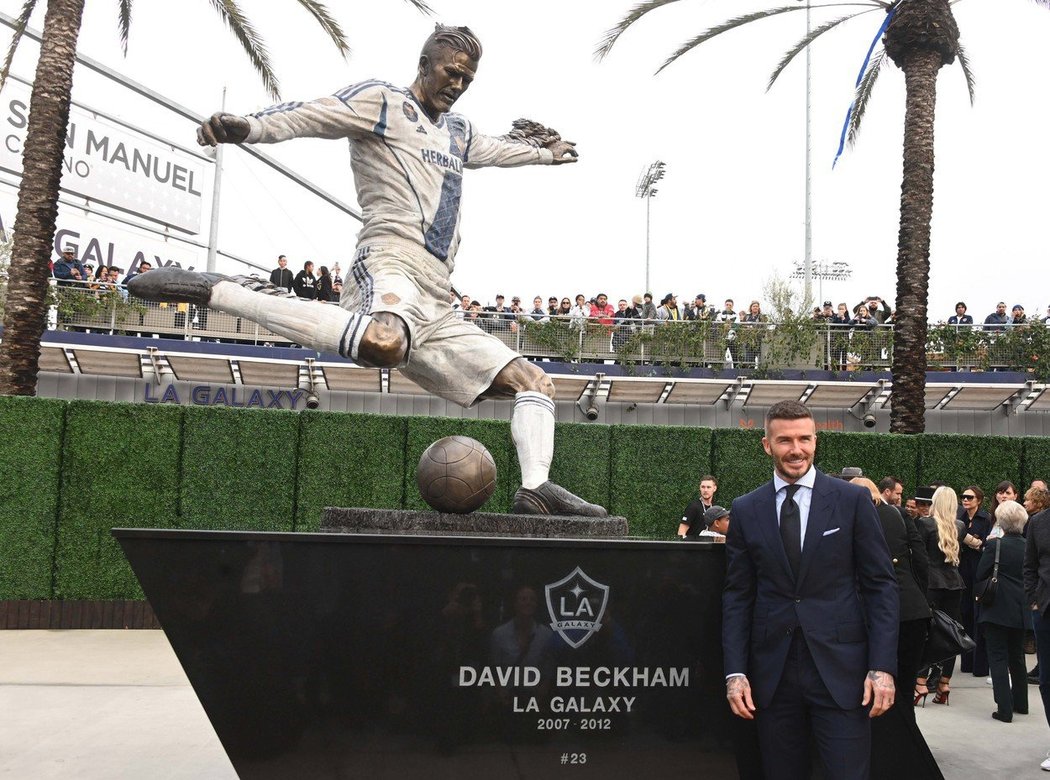 David Beckham už u správné sochy...