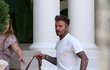 Předsvatební party Beckhamových: David Beckham s dcerou Harper. Předsvatební party Beckhamových: David Beckham s dcerou Harper.