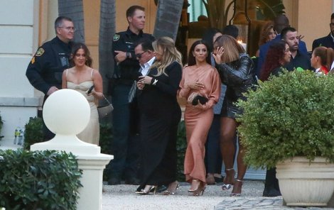 Předsvatební party Beckhamových: Přijela Eva Longoria (tělové šaty) i tenistka Serena Williams (vedle ní vpravo).